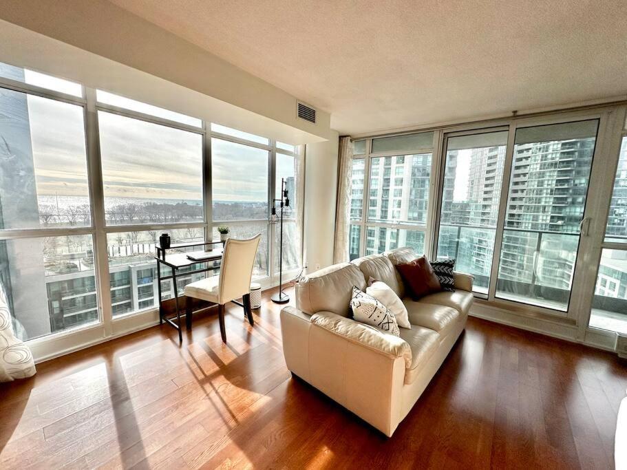 Lake View Apartment W/Parking! 多伦多 外观 照片