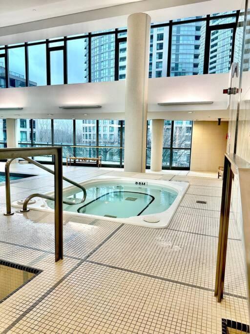 Lake View Apartment W/Parking! 多伦多 外观 照片