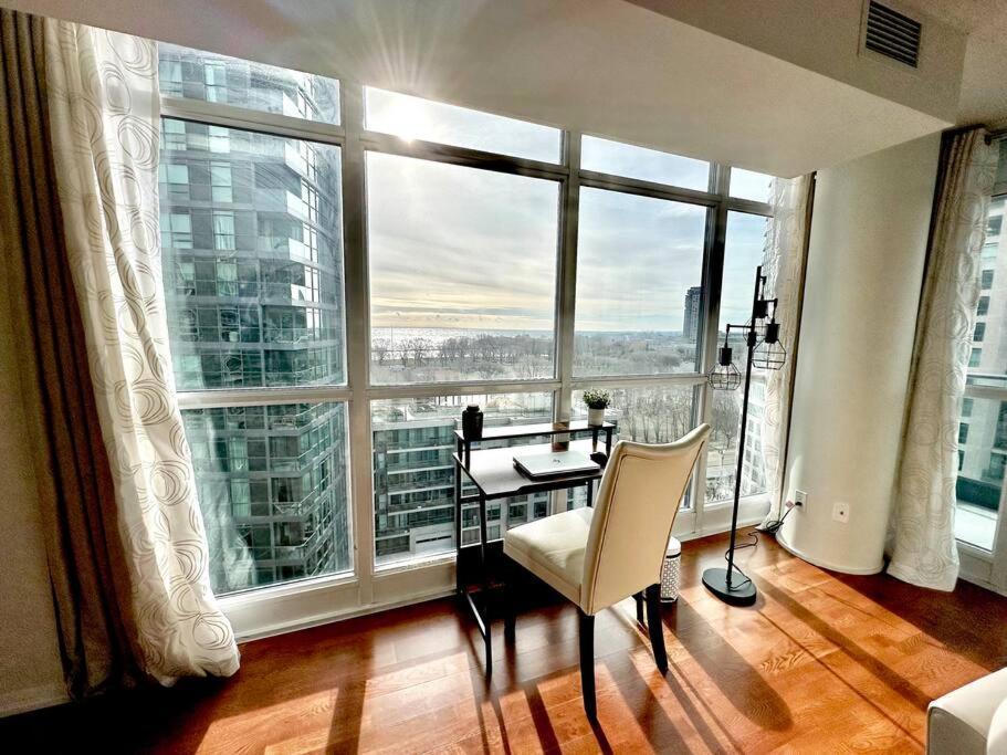 Lake View Apartment W/Parking! 多伦多 外观 照片