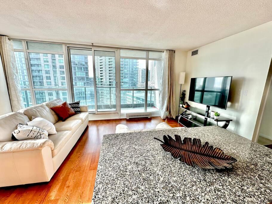 Lake View Apartment W/Parking! 多伦多 外观 照片